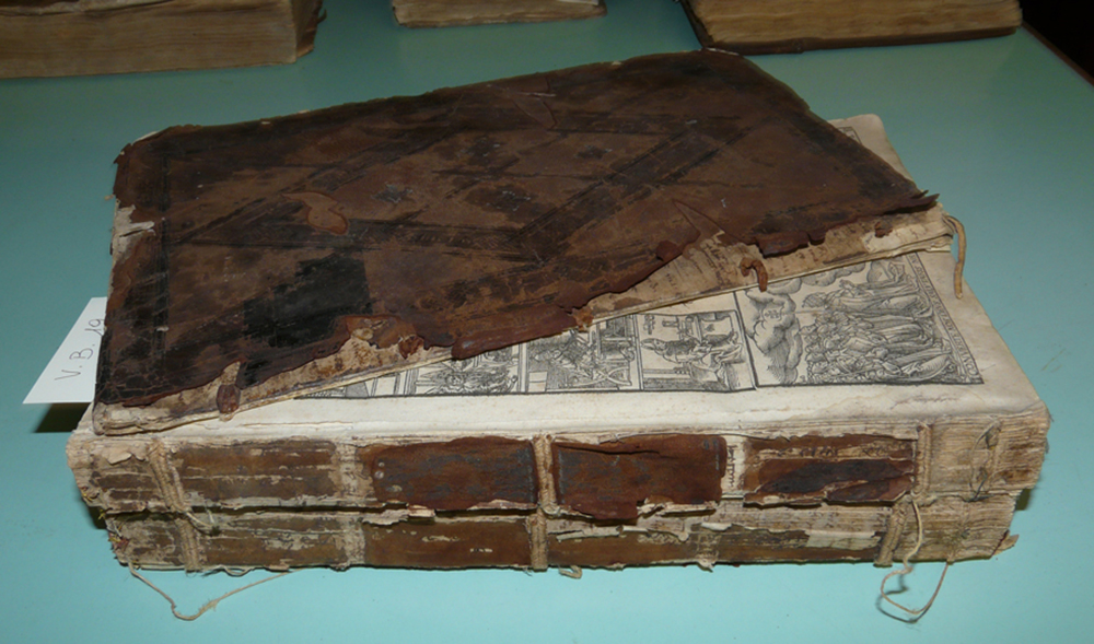 volume a stampa con legatura in pelle del XVI secolo prima dei restauri