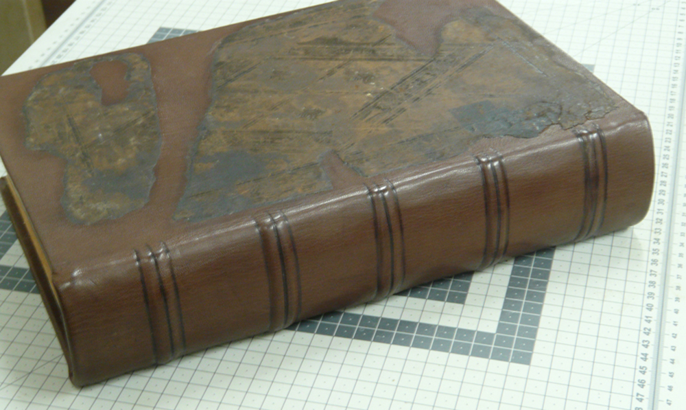 Volume a stampa con legatura in pelle del XVI secolo dopo i restauri
