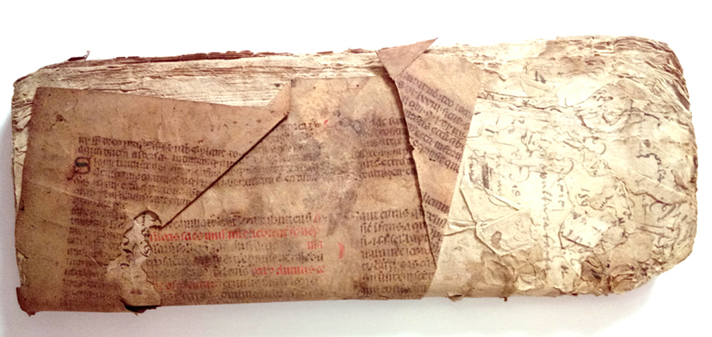 registro d'archivio manoscritto in carta del XVI secolo prima dei restauri